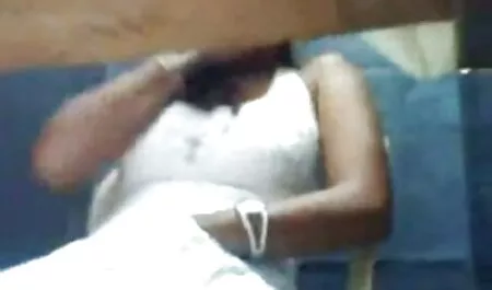 Un hombre práctico en un coño morena le inciesto da una patada a un miembro de ella en un anal profundo