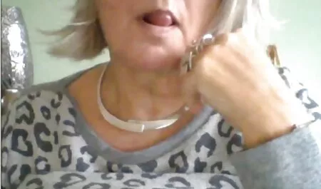 Cuarto de baño mimado en la ducha con BBW mamá videosdemaduras