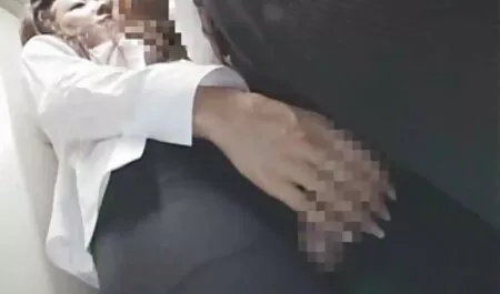 El videos xxx en hd que se sentó en los azulejos de la uretra baño en la pared