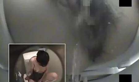 La señora insecto porno enseña a la chica disciplinada a ponerse de rodillas