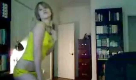 Sentado en el sofá, la chica muestra sus dedos de xxx casero real los pies