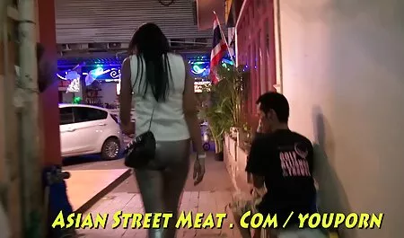 Bailando hermosa chica desnuda que escribió en el peliculas pornograficas baño