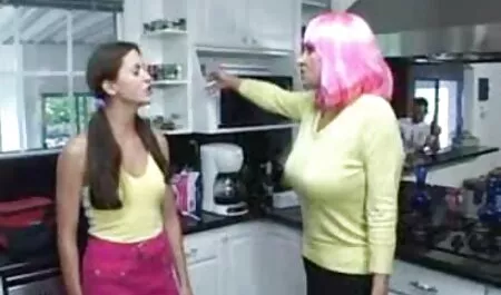 Una hermosa joven videos pornos reales se viste suavemente en la cocina