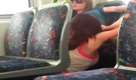La camisa rubia y morena dispuesta sexo anal videos en la cama mostró sus tetas y su coño peludo
