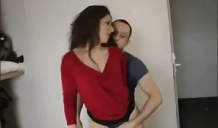 Alquilaron una novia con un columpio en su chupete y los invitó a quiero ver videos pornográficos visitar