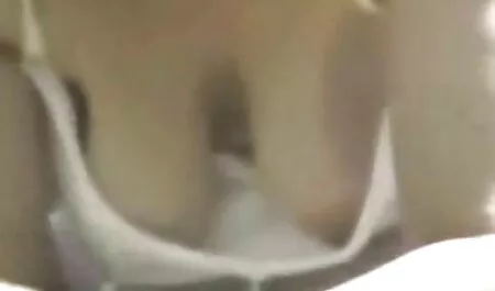 Un policía se une a uno de los miembros serviporno masajes de lesbianas