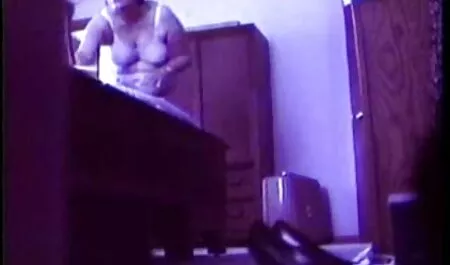 En la tienda de piezas de repuesto una morena y su amiga rubia pierden un vendedor ver videos porno incesto