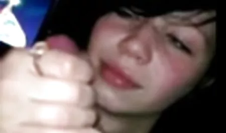 Cómo la hija de la ama de casa se rompe en la videochatporno cocina