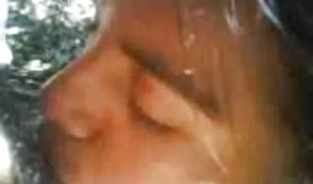 Mientras esta chica estaba encabezada por un hombre, porno para descargar otro la violó brutalmente