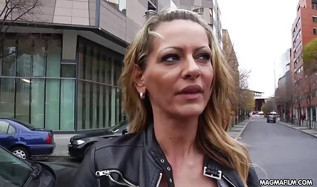 Presione las pechugas de pollo y conéctelas al ano con un videos de sexo interracial estribo grueso