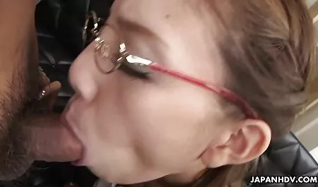 Lady pormogay Cat a sí misma con un miembro de gato de cristal