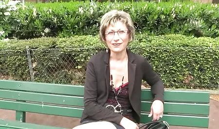 En el corsé vulgar, la niña ensancha las ranuras maduras españolas videos