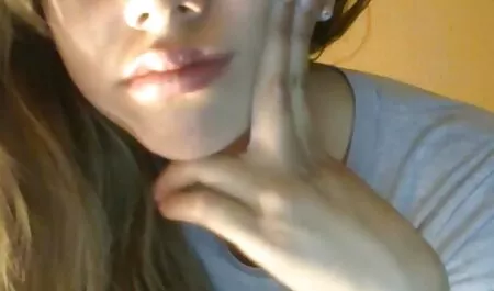 Ella pornografia anal sonrió y abrió las piernas y plantó a su amiga