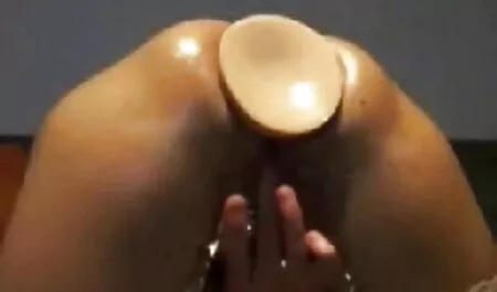 Balvanaya muestra sus tetas, pone su coño dentro de la vagina del pene para entrar en la compañía, al videosorno final de un orgasmo tormentoso