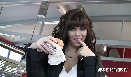Chica jugando en pornografía en vivo el patio de recreo