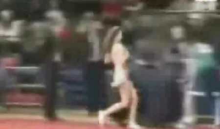 Entre los céspedes se sientan hermosos palos serví porno en una pizarra