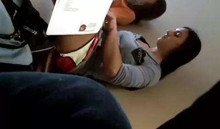 Chica sobre la videos xx mesa.