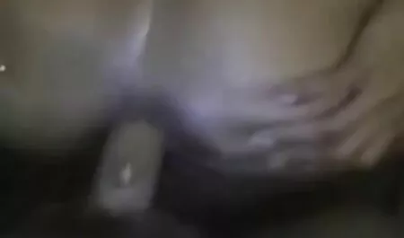 Este hombre en un video mostró cómo su hija videos de pprno se veía en calcetines dentro de los arbustos