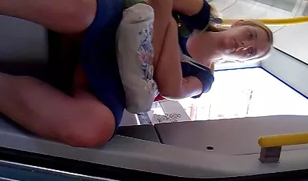 Muñeca come videos xxx peludas y acaricia huevos