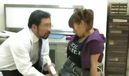 Tenía un médico con gafas y calcetines videosorno