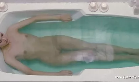 El médico es tratado como un miembro con dos estudiantes video porno para celular