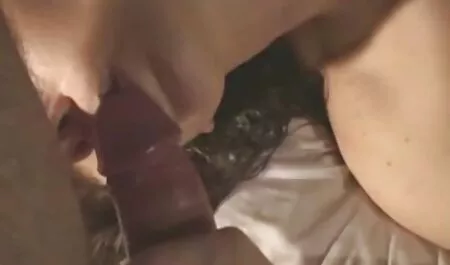 Parte del semen está en el culo de la petarfas abuela de la esposa