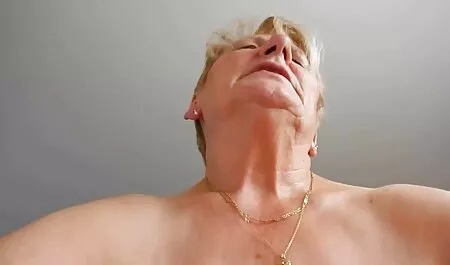 La espada de pelo gris corta el tias buenas follando culo de su joven esposa