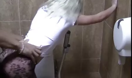 Petite videos sexo fuerte pateando a una chica emocionante y frágil