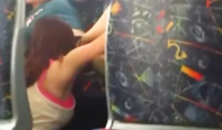 Llamé a una descargar petardas novia bisexual y su amiga.