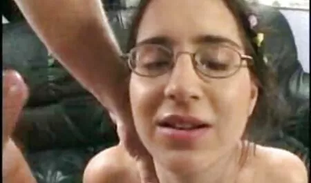CRA chica femenina le preguntó a su marido cómo mujeres con animales porno orinar en el inodoro