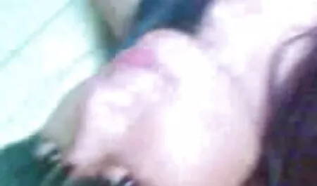 La chica se sentó desnuda con su coño veteranas calientes para mirar en la nieve