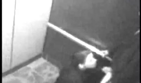 Enmascarado médico empuja el pene hacia abajo del paciente del videos xxx 2018 cuello durante el sueño