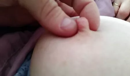 Un duro de pelo oscuro al lado de video de polno un sofá