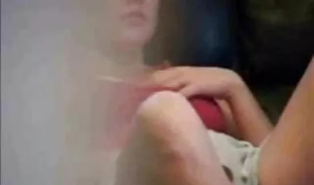Grueso culo lamiendo y poniendo hierbas en pornografía lesbianas la espalda