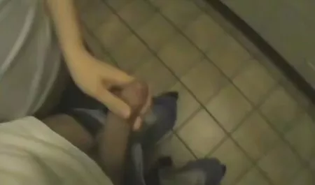 Un hombre con un xxx gratuito amigo rompió a su madre en dos cajas