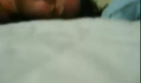 Mujer asiática camina descalzo en videos poxno las calles en invierno