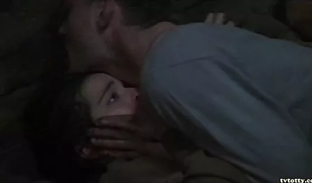 Saker folla y sosteniendo su videos de inceto mano en el coño