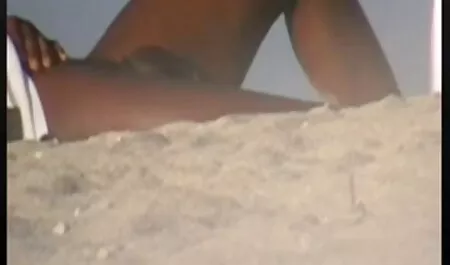 Con la mano de la porno alta definicion frente en el sombrero, el vibrador se ensambló y terminó