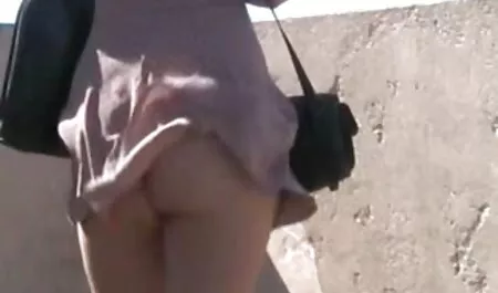 Ayuda a un amigo bebé para lavar el gato y también pornografía lesbianas se adhieren a su pene