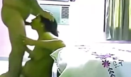 Su polluelo atrapó a la chica adulta y la castigó con videos potno anal