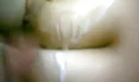 Mujer obstinada descansando en la mirada de un hombre en el sexo anal videos gratis baño
