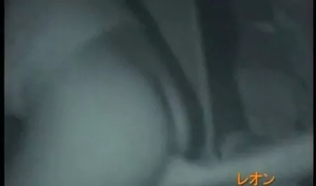 Delicioso cum chica se alimenta coños peludos delante de su novio