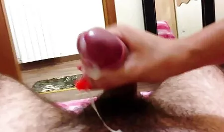 La chica hizo videos de porno para descargar esto en un jardín detrás del árbol cuando se olvida de orinar en casa